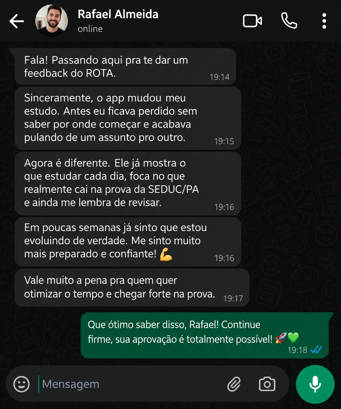 Depoimento de Rafael Almeida: "O app mudou meu estudo. Agora ele mostra o que estudar cada dia, foca no que cai na prova e ainda me lembra de revisar."